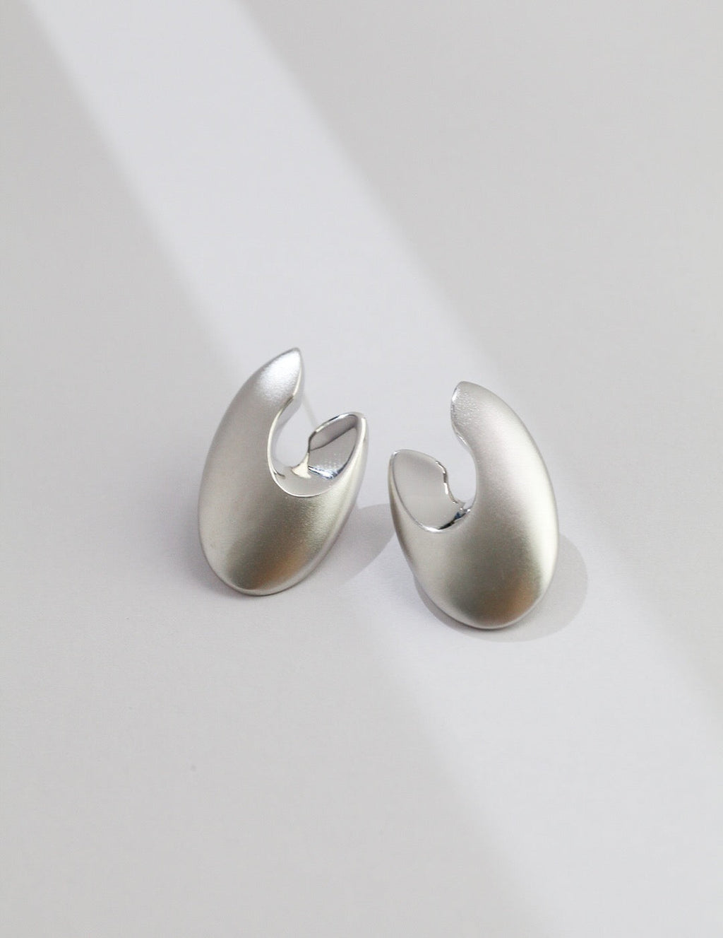 Boucles d’oreilles abstraites minimalistes