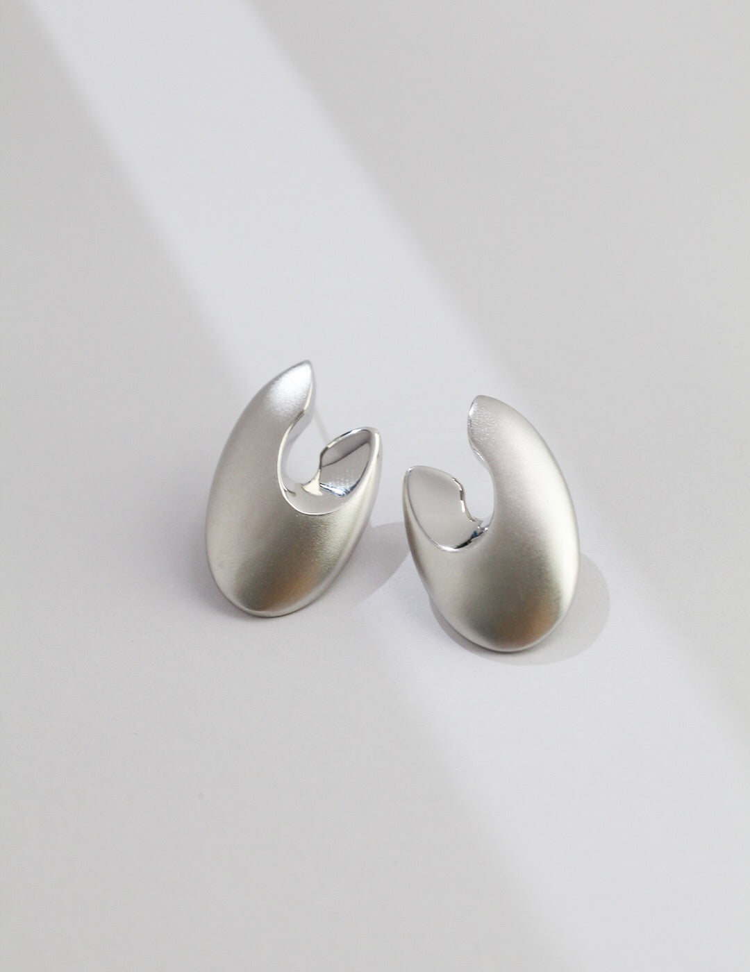 Boucles d’oreilles abstraites minimalistes